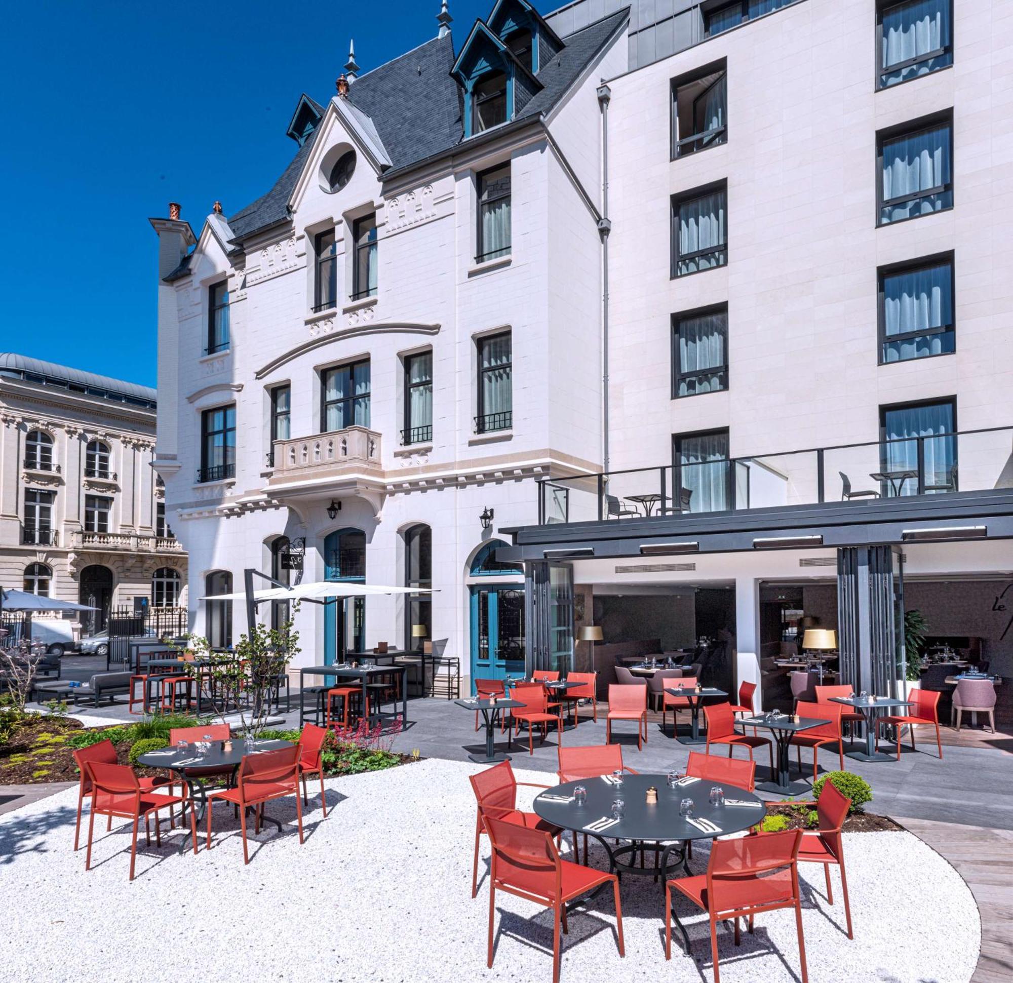 Radisson Blu Hotel, Centre Hotel 4*