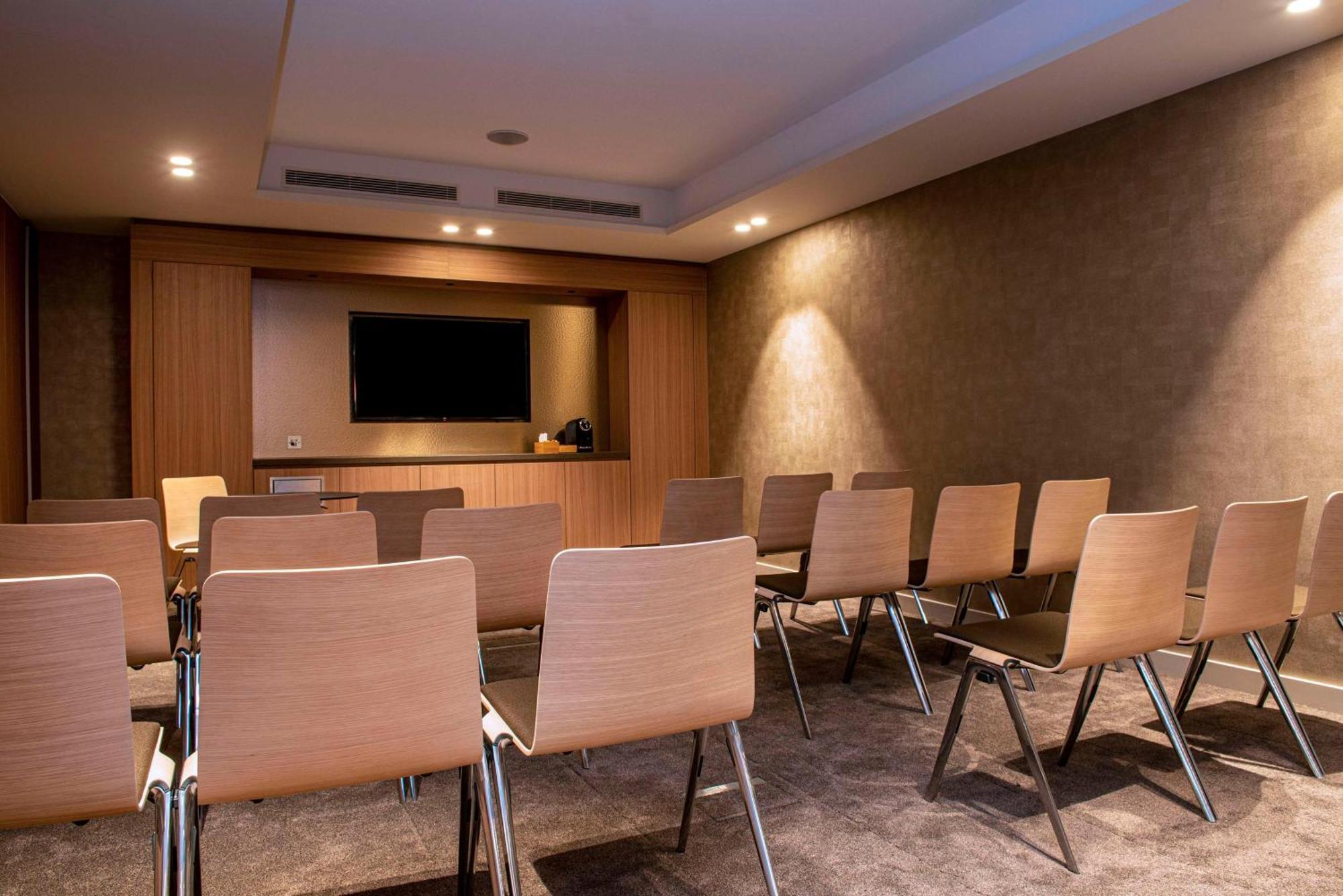 Radisson Blu Hotel, Centre 4*